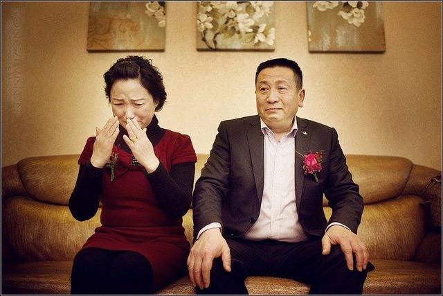 养母照顾我24年,我风光大嫁,她却穿着婚纱坐婚车,全村人傻眼