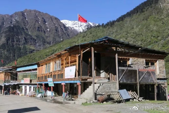 可以看到一个小小的村落,那就是隶属西藏山南市隆子县的玉麦乡