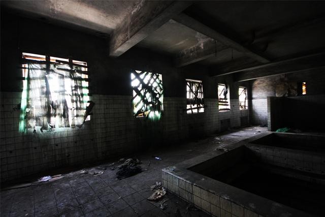 废弃诡异大楼酷似电影昆池岩中场景