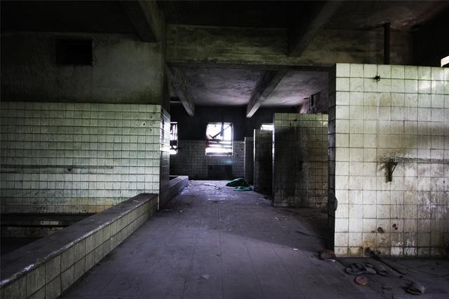 存在的昆池岩精神病院作为舞台,讲述了主人公们在此经历的恐怖故事