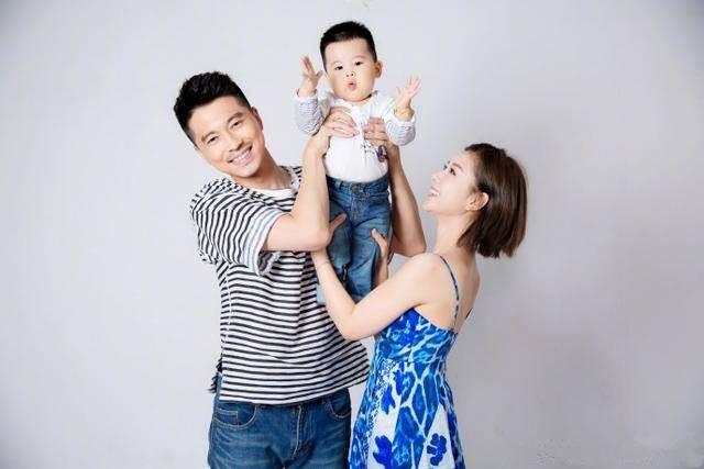 李小萌,王雷晒全家福,一家三口幸福美满