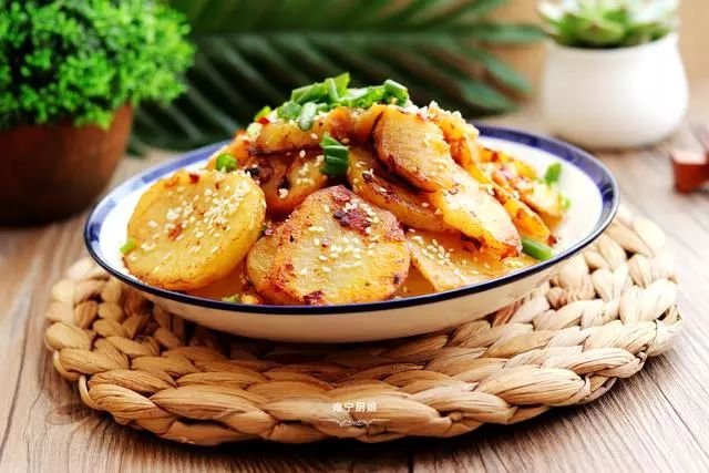 土豆这样的做法真是好吃得不得了,做了一盘,老公自己吃了一锅饭