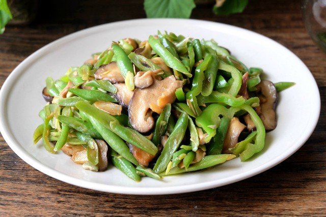 夏天炒菜爱吃素,蔬菜和菌类同炒营养好,不放肉都很香,下饭!