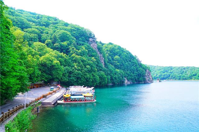 地下水又在火山口聚集,形成了今天水波潋滟的三角龙湾,这里自古以来都
