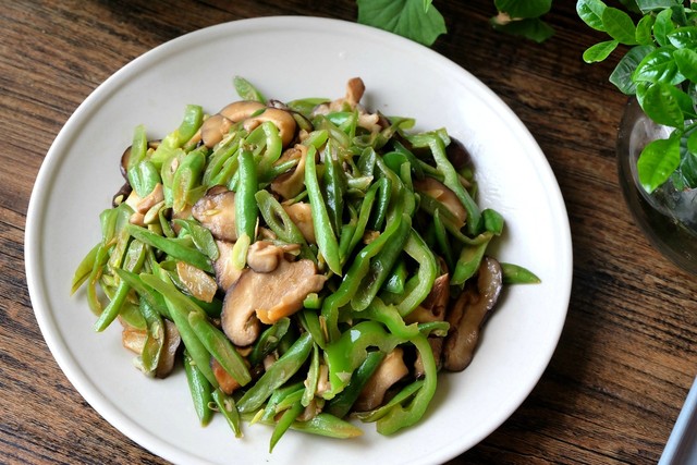 夏天炒菜爱吃素,蔬菜和菌类同炒营养好,不放肉都很香,下饭!