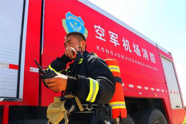 不过,小编今天要和大家分享一款不一样的消防员——空军机场消防战士!