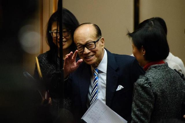 在沈弼家中有这样一幅漫画,中间那个高高的洋人就是沈弼,站在沈弼左侧