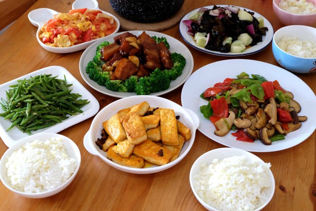 六菜一汤的午餐简单的家常菜吃的舒心又舒服