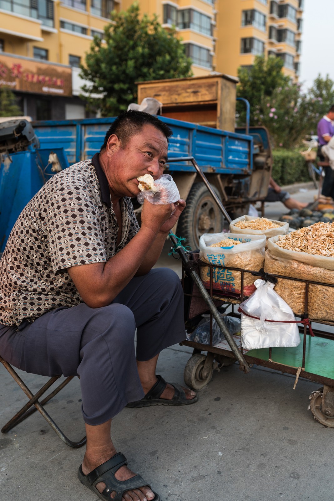 集市上卖农产品的老人,看完让人泪奔的八张图片