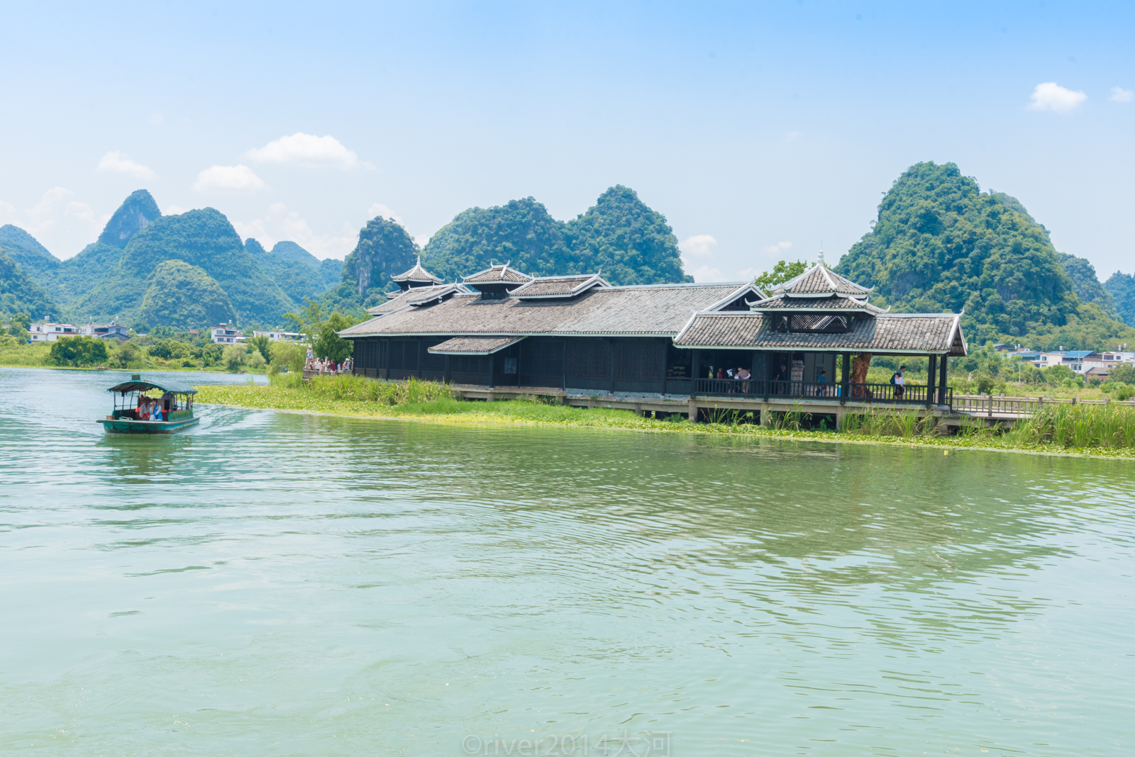 阳朔根据陶渊明的描述建起一座世外桃源,成了热门旅游景区