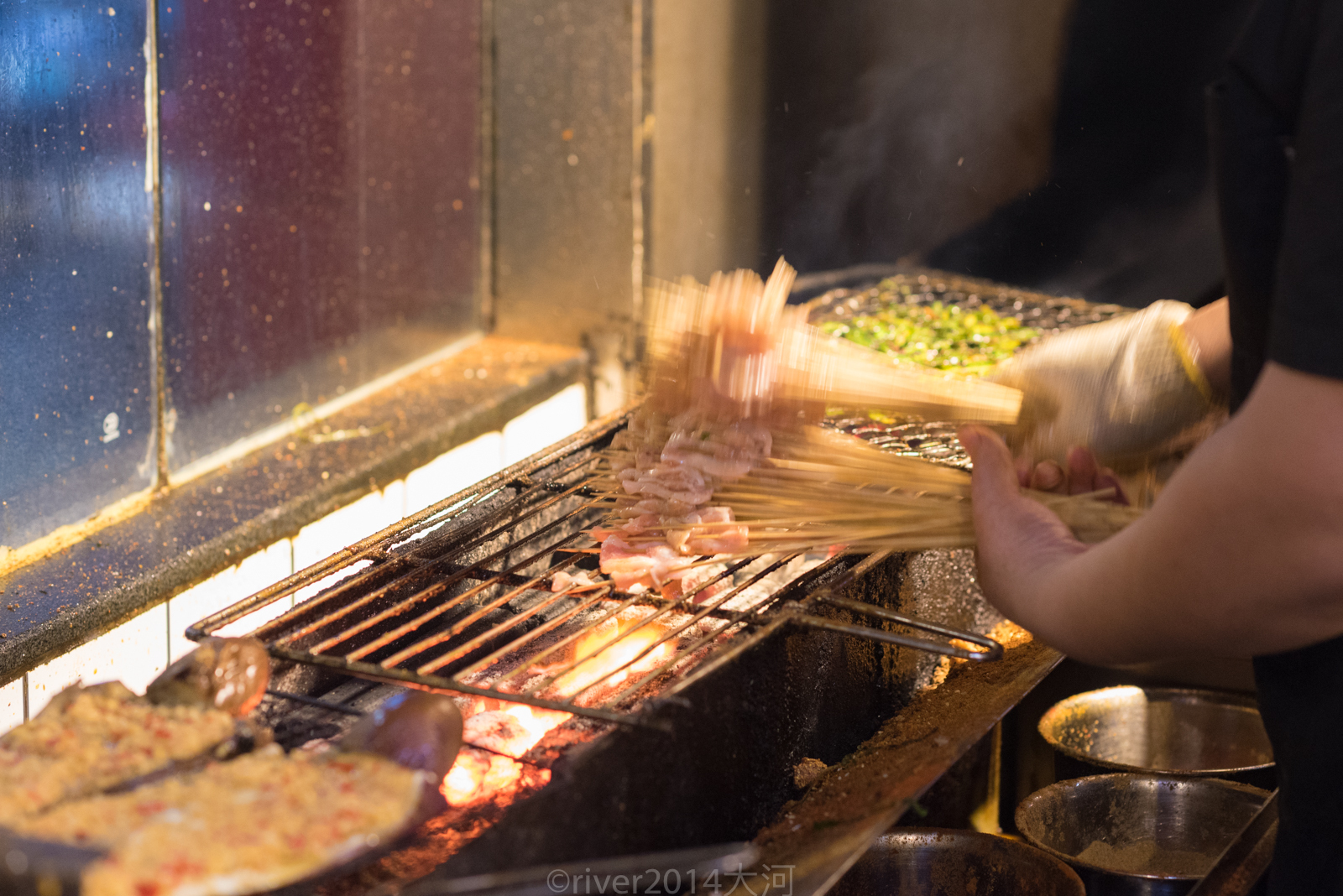 烤串师傅正在表演绝技,在南昌吃过小龙虾才算体验到了当地人的夜生活