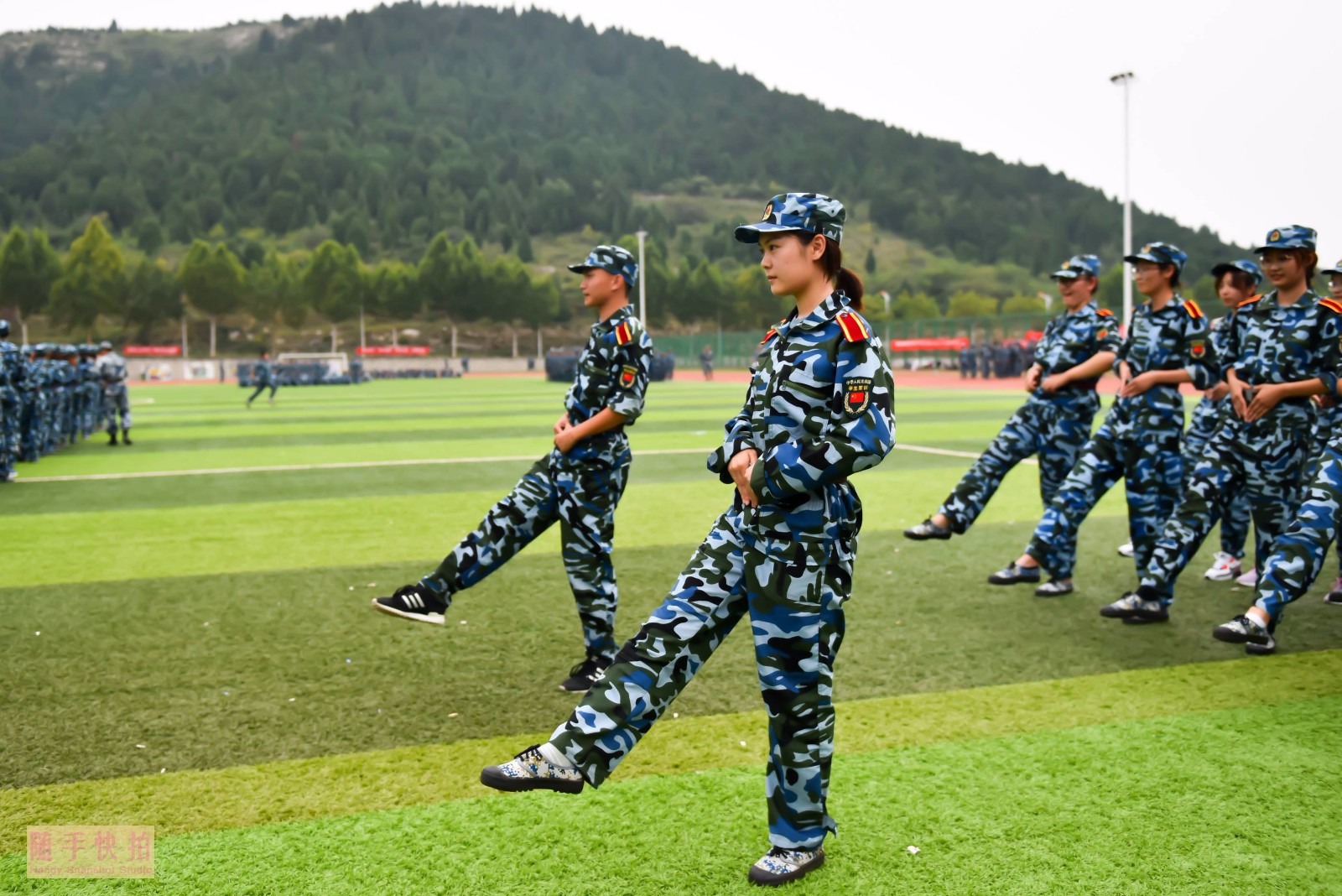 山东艺术学院军训图景00后素颜美女齐刷刷练一字马