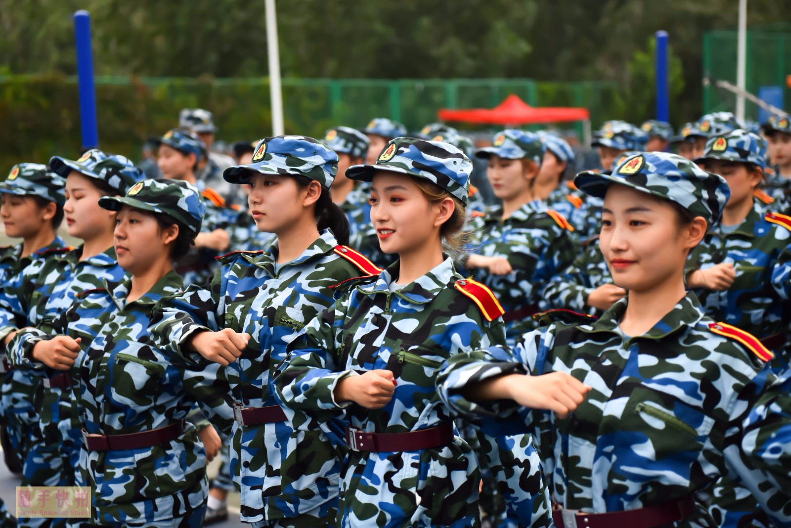 山东艺术学院军训图景00后素颜美女齐刷刷练一字马