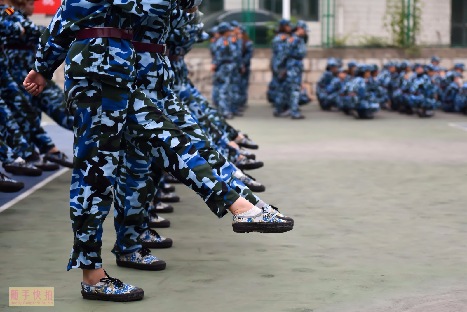 山东艺术学院军训图景00后素颜美女齐刷刷练一字马