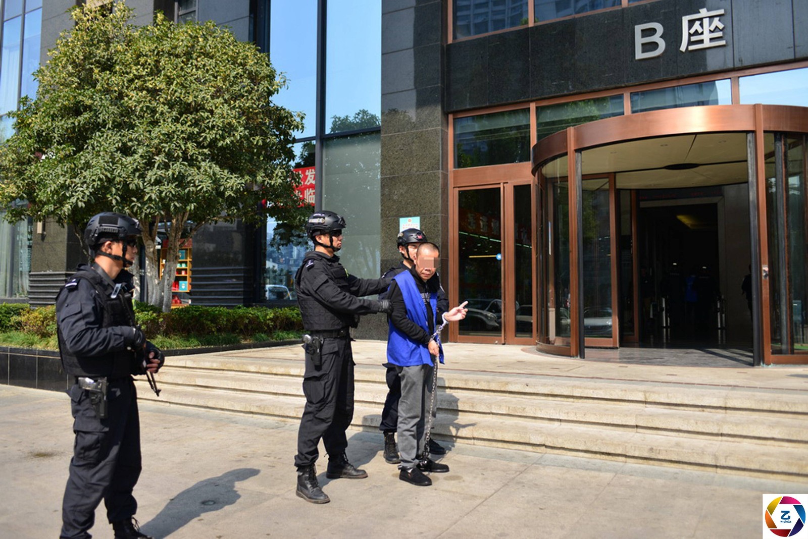 警方押解金融诈骗团伙到写字楼指认现场,白领围观:电梯里见到过|白领|零用|写字楼_新浪新闻