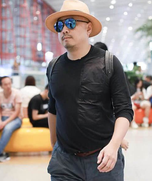 陶虹穿印花裙威尼斯拍"大片",而徐峥却挺大肚腩变油腻大叔!