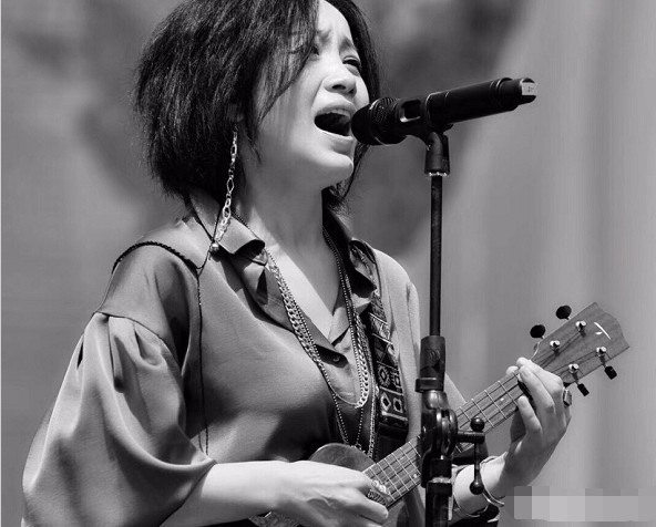 曾四次登上春晚,被恩师欺骗打胎,曾一度想自杀,今50岁仍单身!