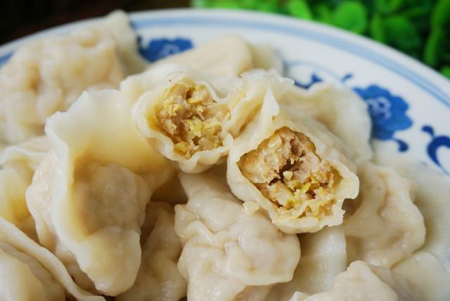 东北人最爱的酸菜馅饺子这样调馅最好吃我能吃一大盘