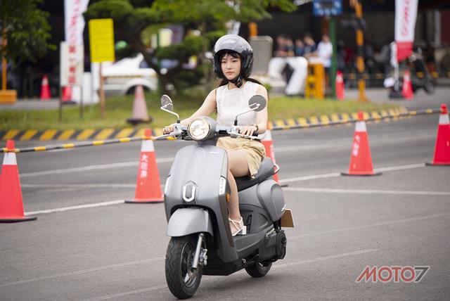 可爱的样子最适合小姐姐了,台妹试乘光阳ionex电动车