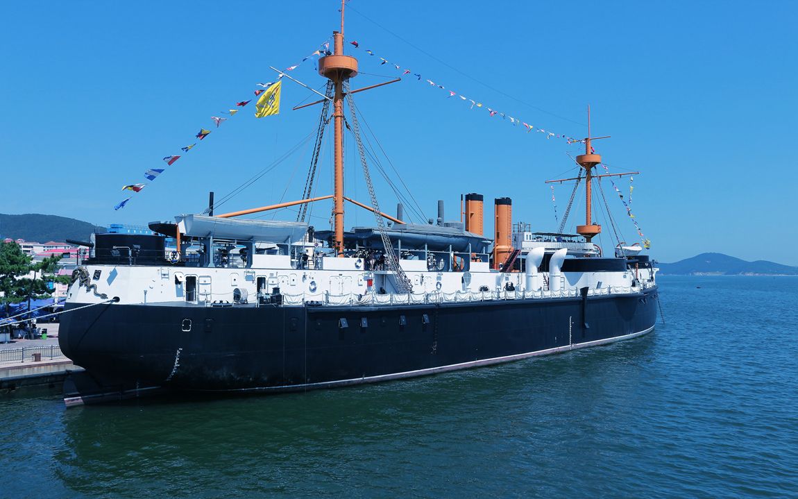 定远级战列舰在执行海上作战的时候,军舰是必不可少的一种装备,不同