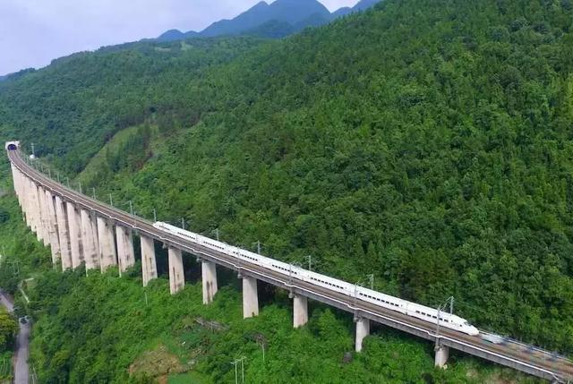 恩施:最难修的铁路,通往最好的山水和美味!
