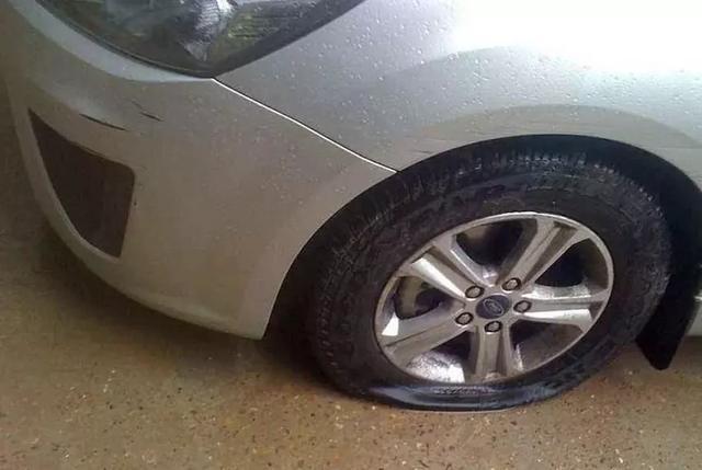 宝马车堵住小区出入口三天三夜