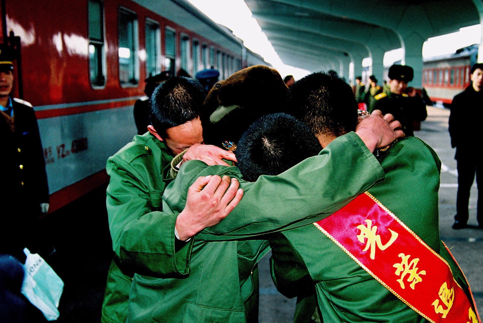 兄弟情深的泪奔现场影像记录战友离别