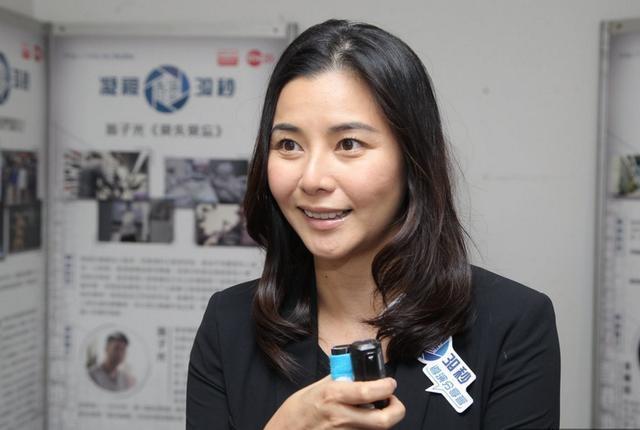 45岁蒙嘉慧近照,发福变大饼脸,与"陈浩南"郑伊健选择当丁克族