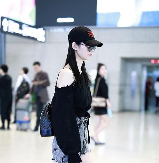 周冬雨和奚梦瑶,同穿短裤,网友:小短腿和大长腿的差距一目了然