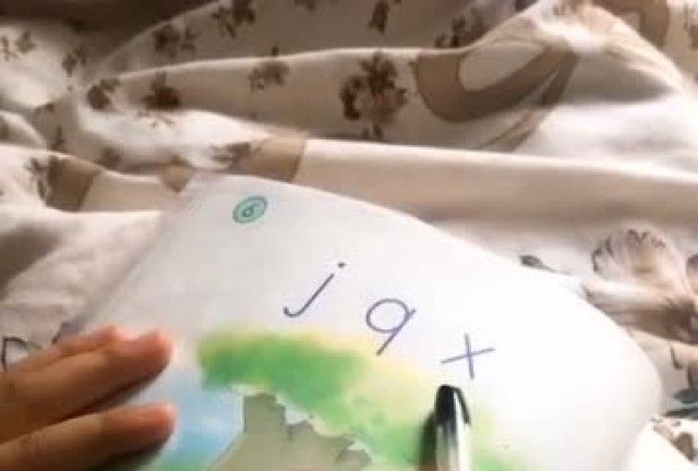 教孩子读拼音,这位妈妈的做法太形象了,表现的