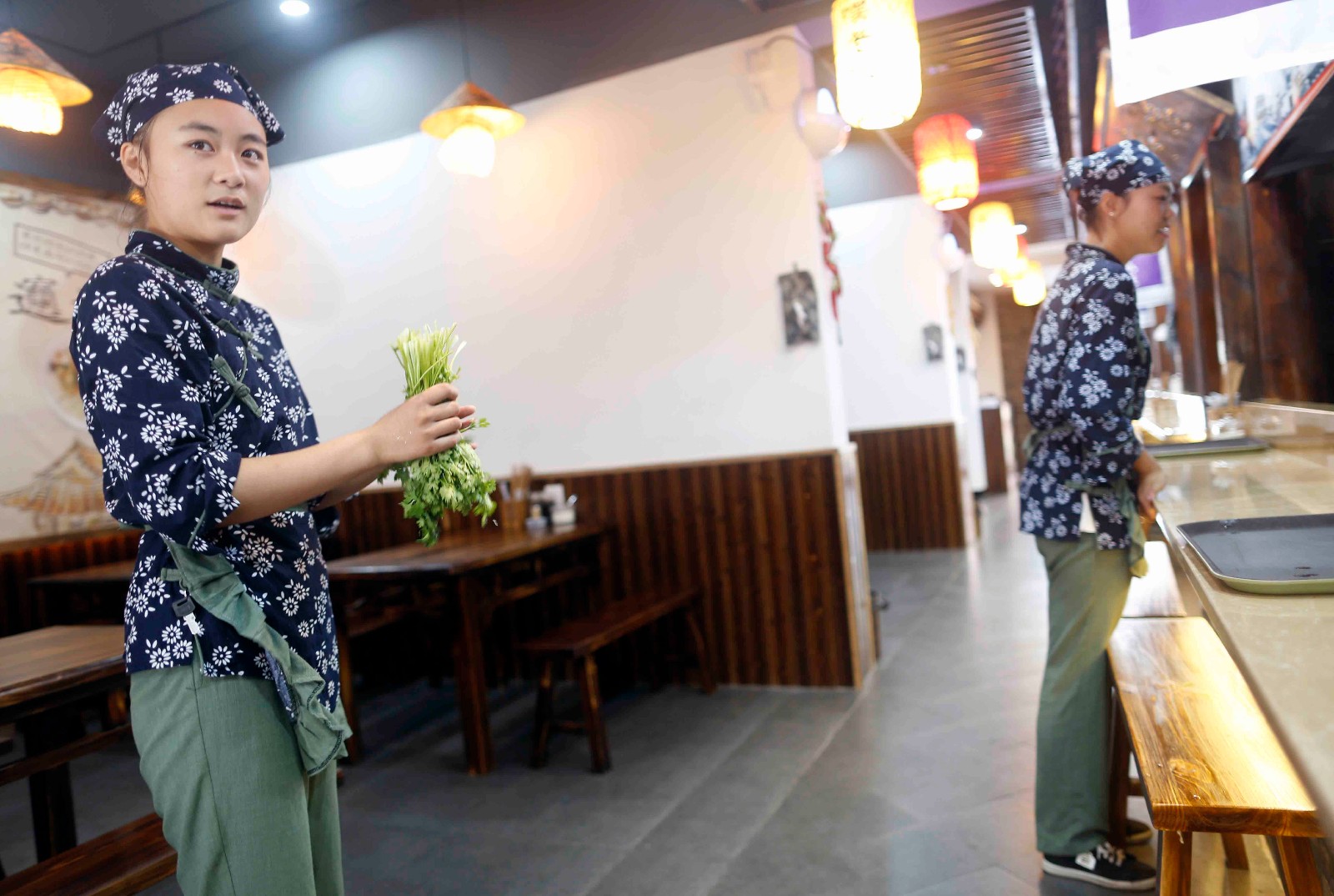 00后餐馆打工不为钱只为做最地道砂锅面给妈妈吃