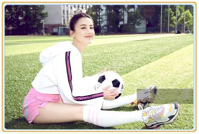 黄圣依是有多嫩?35岁穿足球服竟不输20岁关晓彤,难怪能征服杨子