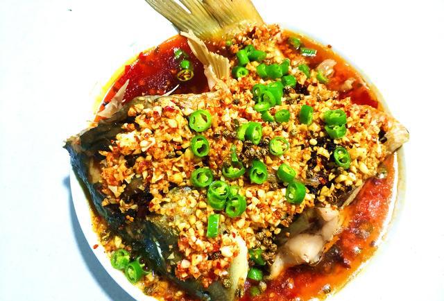 鲤鱼最好吃的做法,放入蒜泥和辣椒面热油爆香,舔盘子的节奏