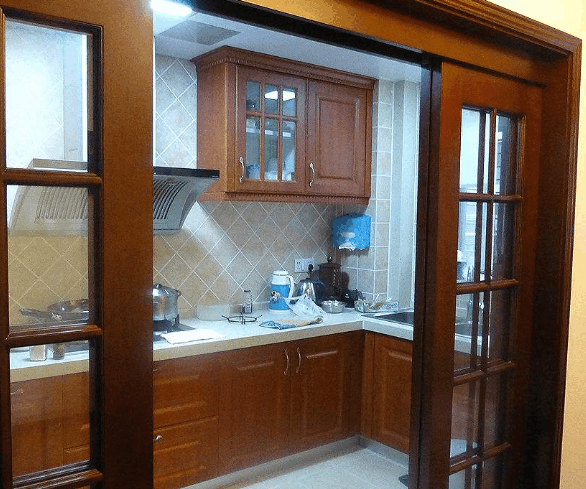 厨房安装这种门真的很实用现在都流行这么做比推拉门强多了