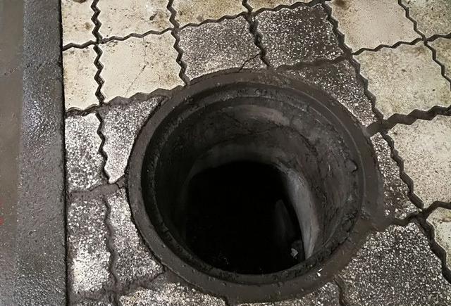 达州西外一街道上 "天生"一个陷人洞,好危险!