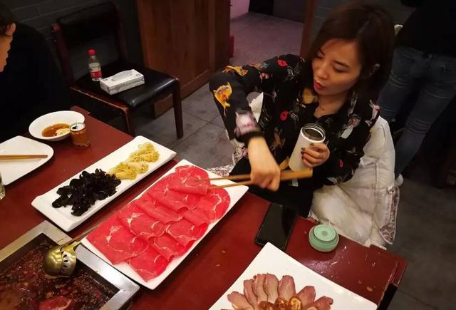很污,很八卦的吃货美女是怎么开火锅店的?