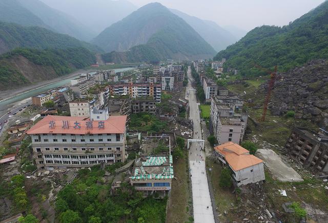 汶川地震八周年:航拍北川新老县城__财经头条