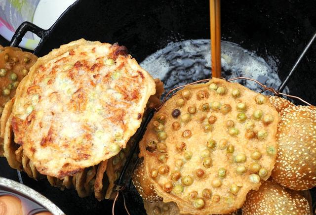 怀念达州街边的风味小吃:豌豆萝卜丝油炸糕