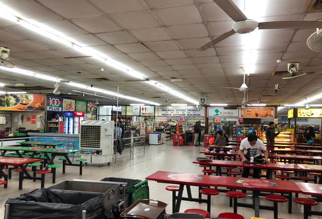 马来西亚高速上的服务区是这样的,来旅游可以考虑自驾哦