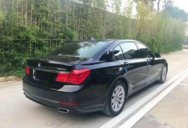 实拍14款宝马740配置很全面变道辅助四驱镜头21万入手值吗