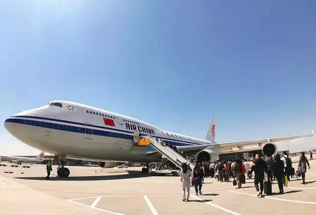 11点半左右就听到广播,可以登机了,是远机位了,要从登机口下到地面坐