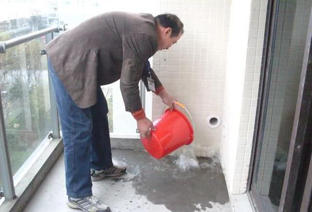 还要检查一下地漏的排水是否正常,我们准备一个水桶,然后在地面上倒水