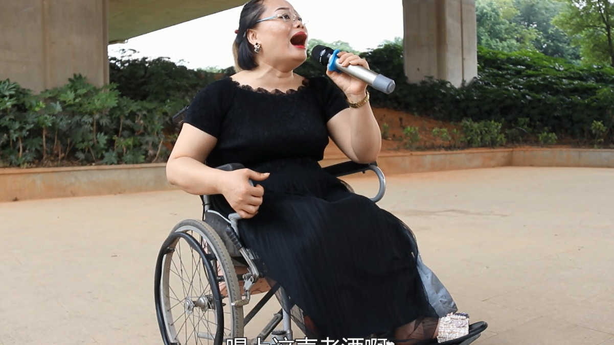 残疾大姐轮椅上演唱《一壶老酒》歌声荡气回肠,催人泪下!