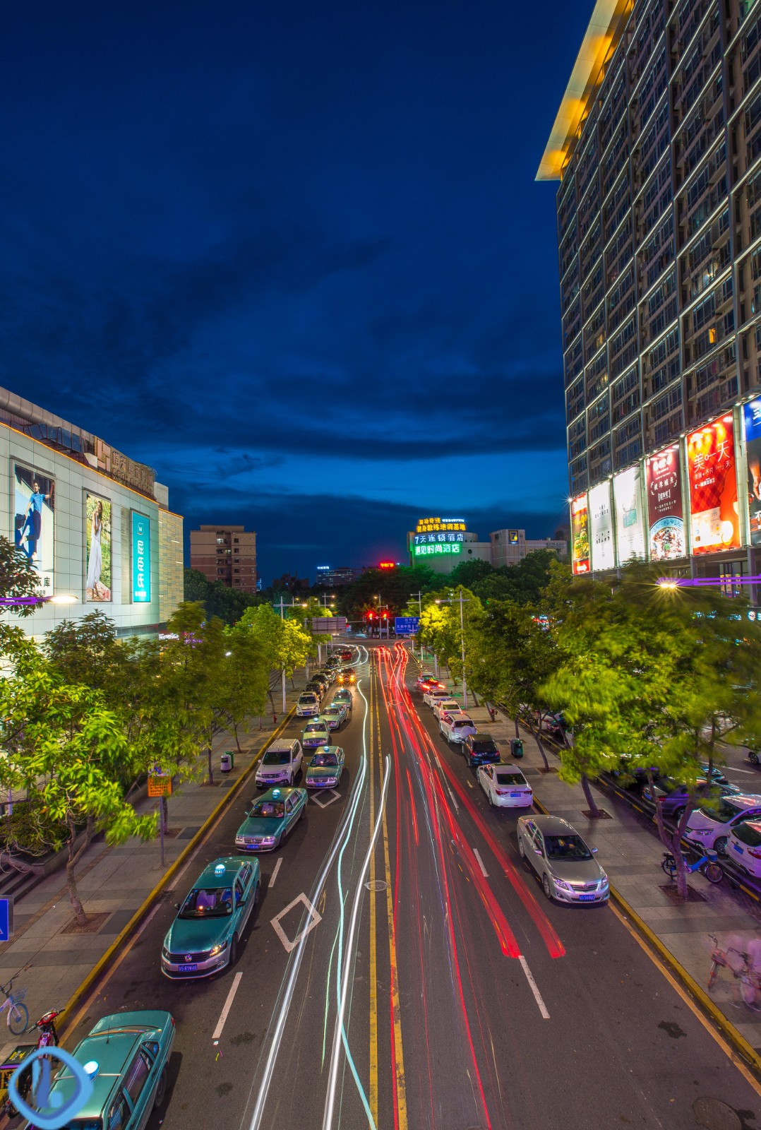 来东莞街头走一走看看城市繁华的夜景