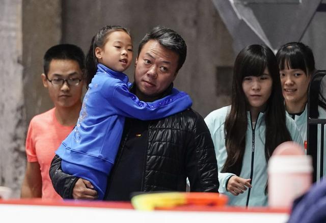 申雪赵宏博近况!申雪已当高官,赵宏博头发斑白,看着像50岁