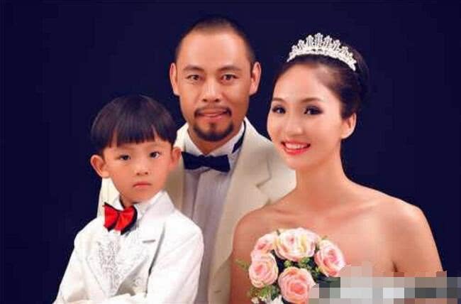 晋松的妻子叫李汶桐,是个十分漂亮大方的美女,据说曾是中国歌舞剧院的