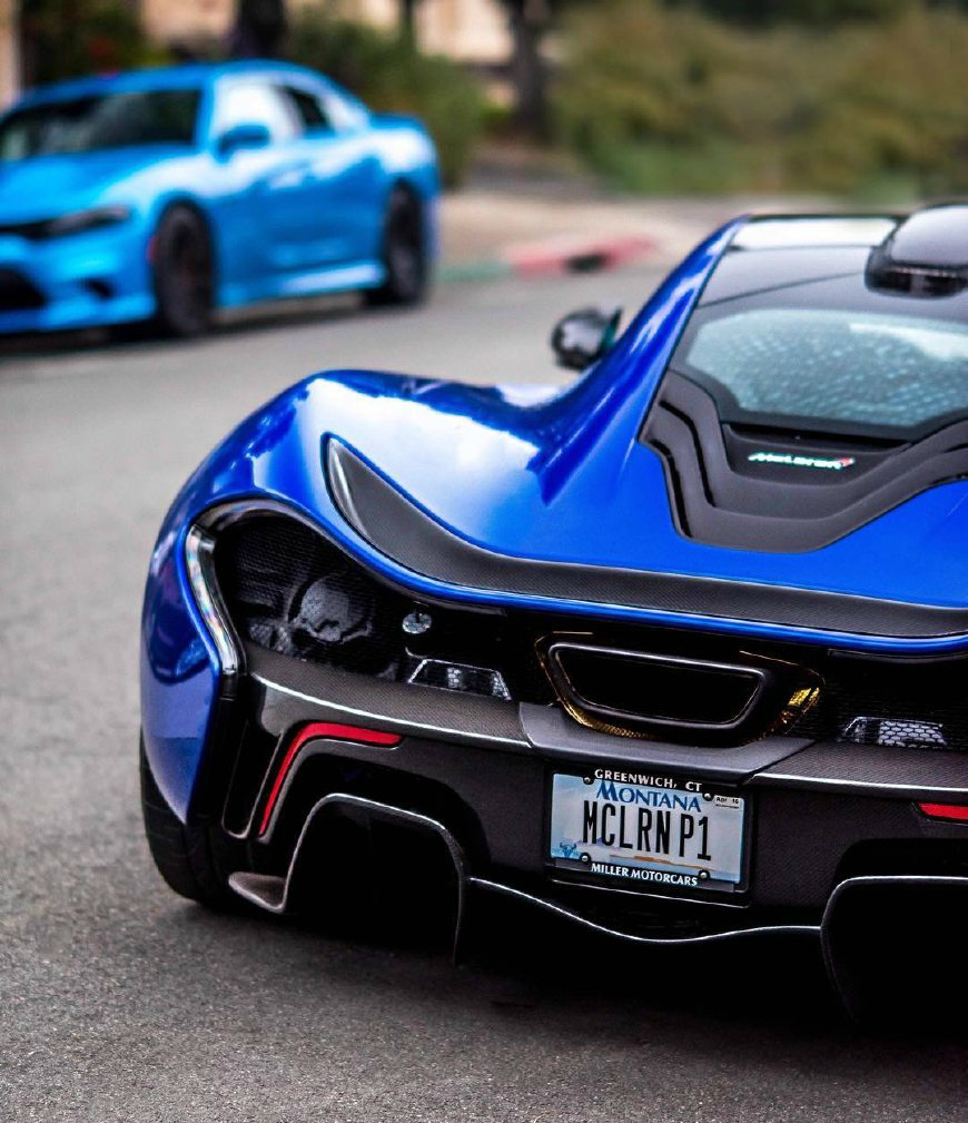 迈凯伦p1街拍,蓝色版和黄色版谁才是你的最爱,车牌都很漂亮