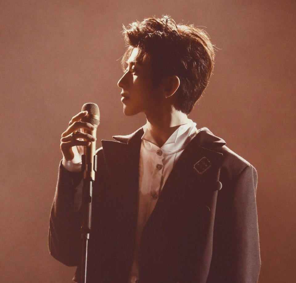 蔡徐坤的侧颜简直无敌了