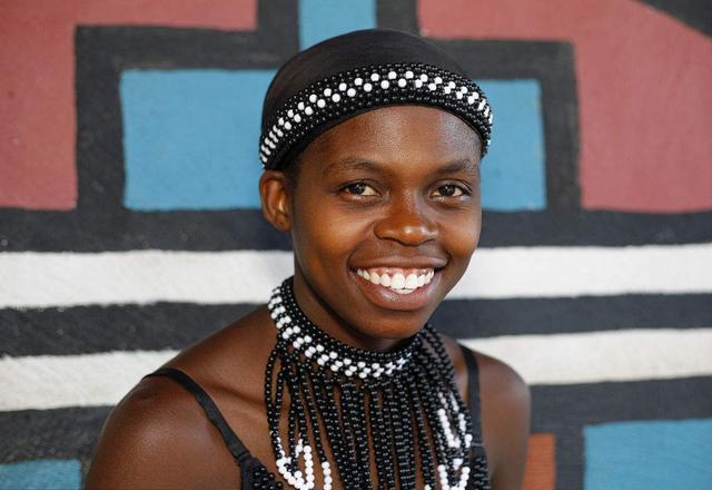 南非最神秘的原始部落,实行一夫多妻制,未婚女孩不穿上衣涂泥巴