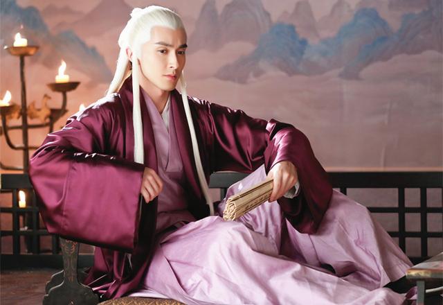 高伟光凭借着《三生三世十里桃花》中的东华帝君圈了很多粉,高大帅气